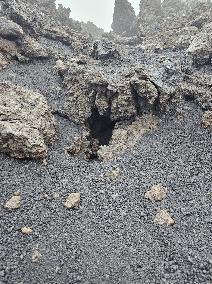 Trou créé par la lave qui a durcit