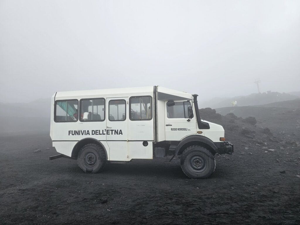 véhicule 4x4 qui se rend au sommet du volcan