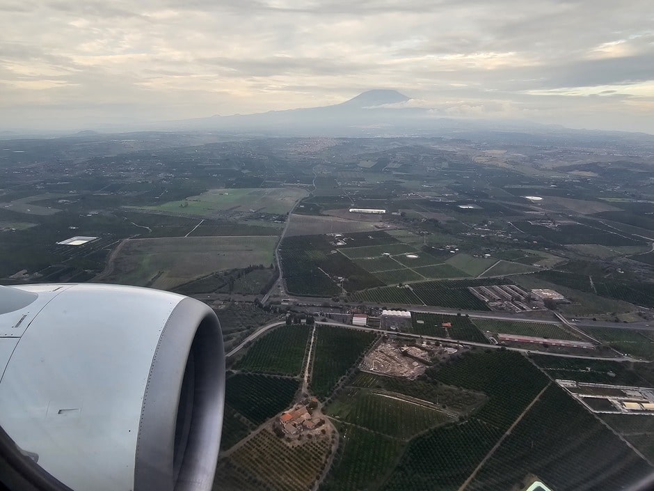 Vue du volcan Etna de la fenêtre de l'avion dans mon article Visiter la Sicile en Italie : Que voir à Catane en 4 jours #catane #sicile #italie #europe