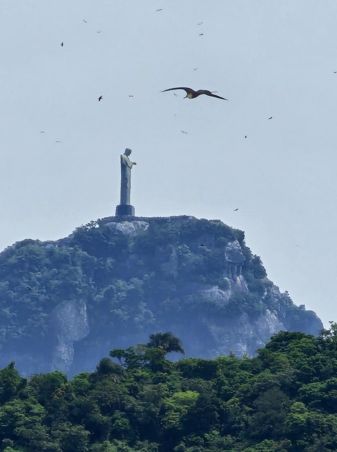 Statue du Christ Rédempteur au sommet d'une montagne