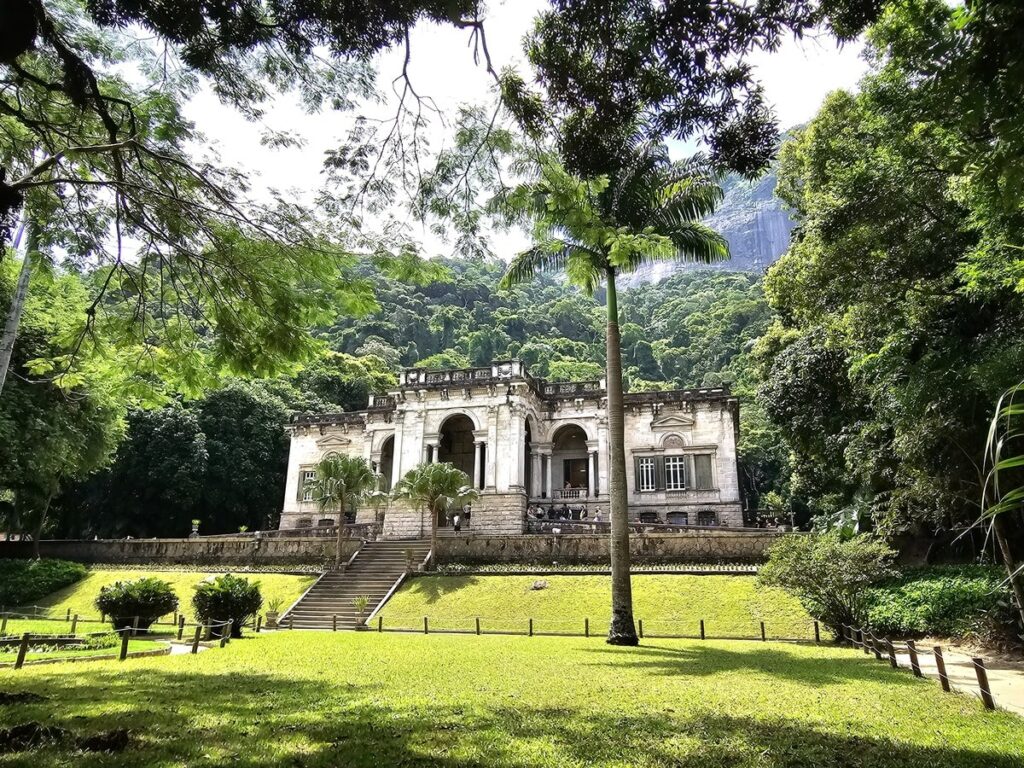 Bâtiment architectural ancien entouré d'arbres
