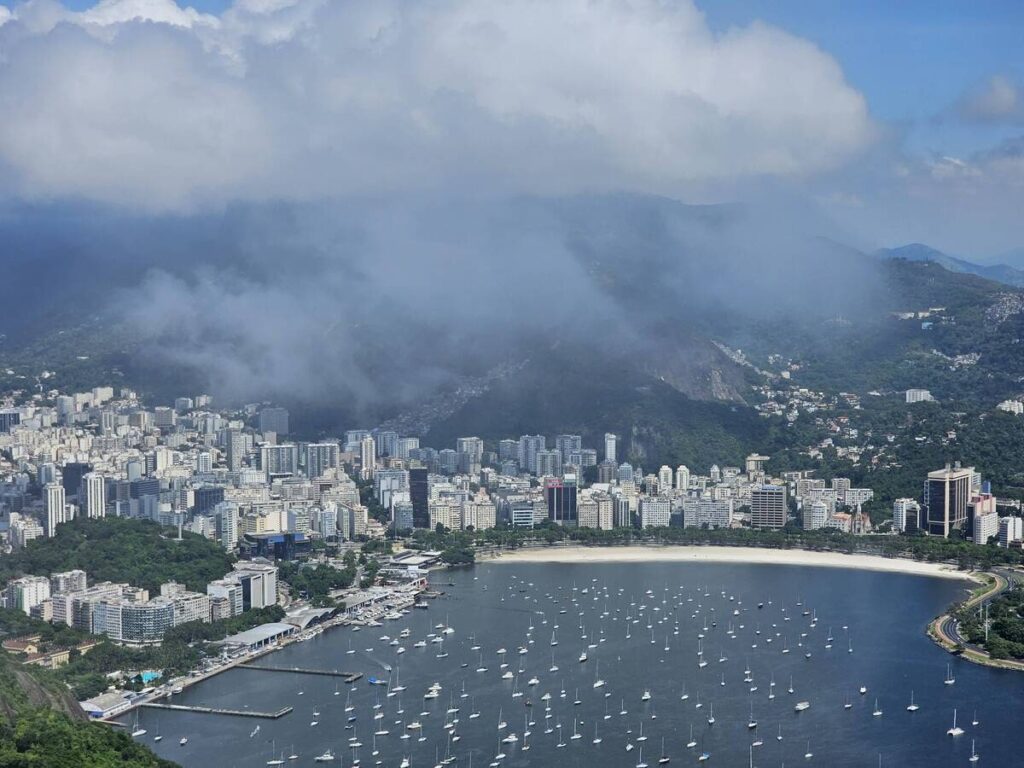 Plage de Botafogo dans les nuages une vue incontournable du sommet du Pain de Sucre