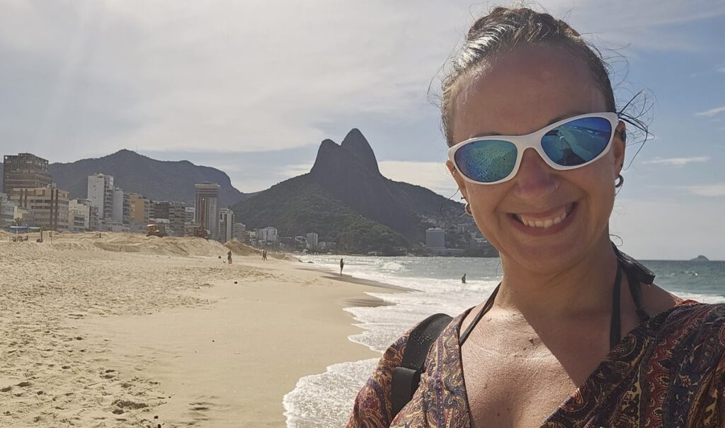 Je suis devant la plage de Ipanema au Brésil dans mon article de voyage Les incontournables à voir à Rio de Janeiro en tant que nomade digitale #riodejaneiro #bresil #ameriquedusud #blog #digitalnomade