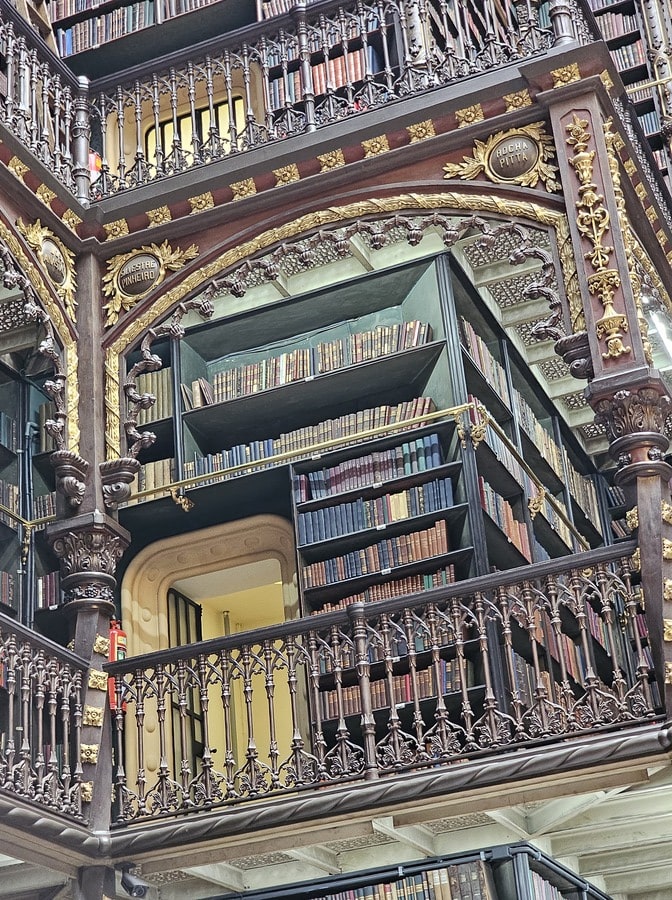 Milliers de livres anciens murs à murs