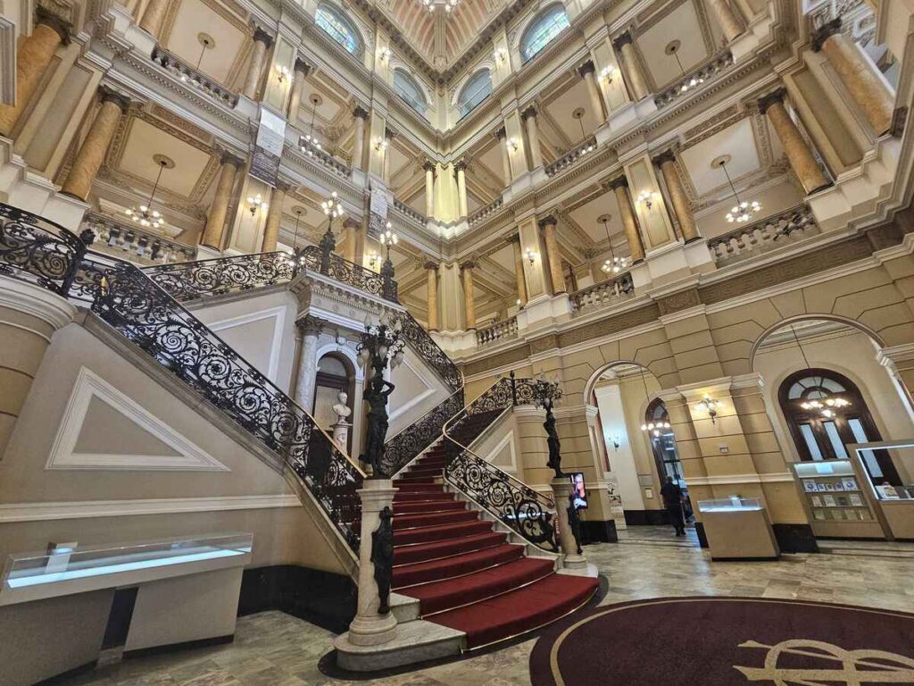 Intérieur de grand luxe de style baroque dans mon article de voyage Les incontournables à voir à Rio de Janeiro en tant que nomade digitale #riodejaneiro #bresil #ameriquedusud #blog #digitalnomade