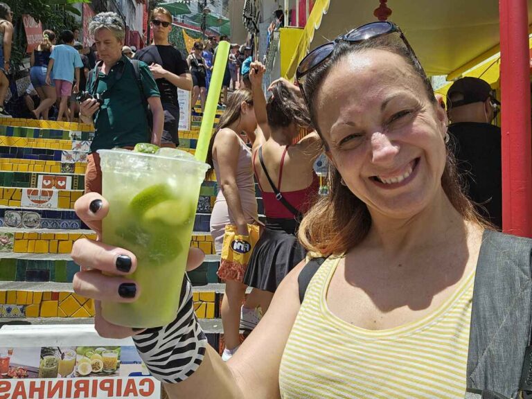 Selfie avec une boisson dans les mains dans mon article de voyage Les incontournables à voir à Rio de Janeiro en tant que nomade digitale #riodejaneiro #bresil #ameriquedusud #blog #digitalnomade