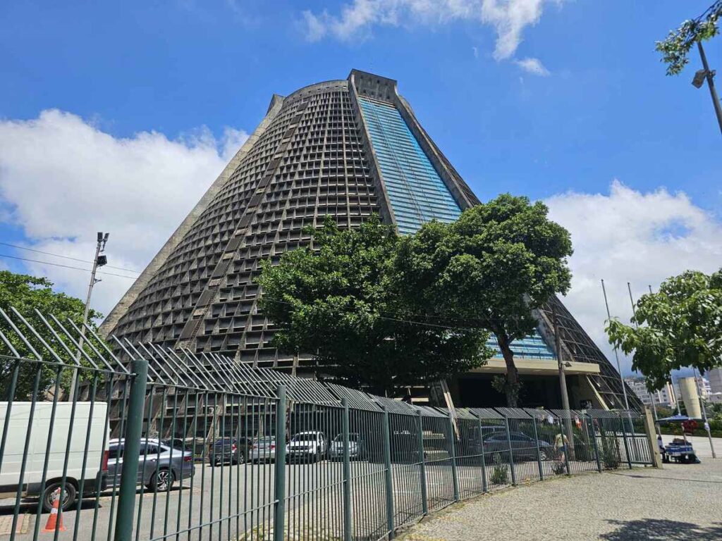 Bâtiment futuriste de forme cônique