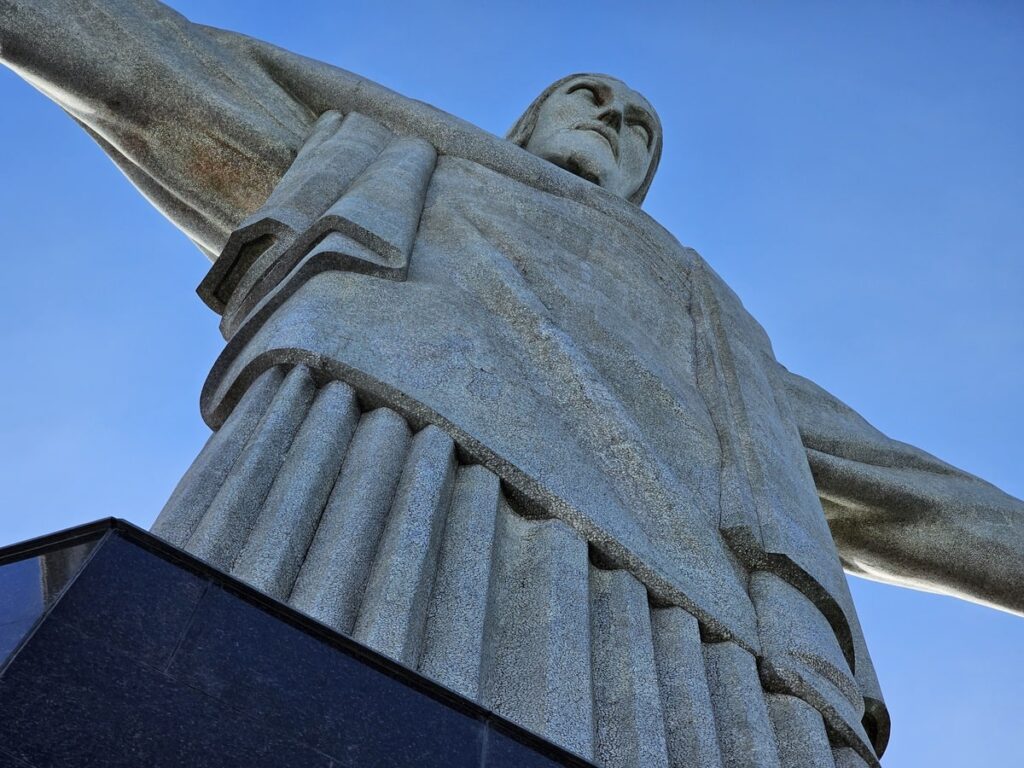 Statue du Christ Rédempteur vu de près dans mon article de voyage Les incontournables à voir à Rio de Janeiro en tant que nomade digitale #riodejaneiro #bresil #ameriquedusud #blog #digitalnomade