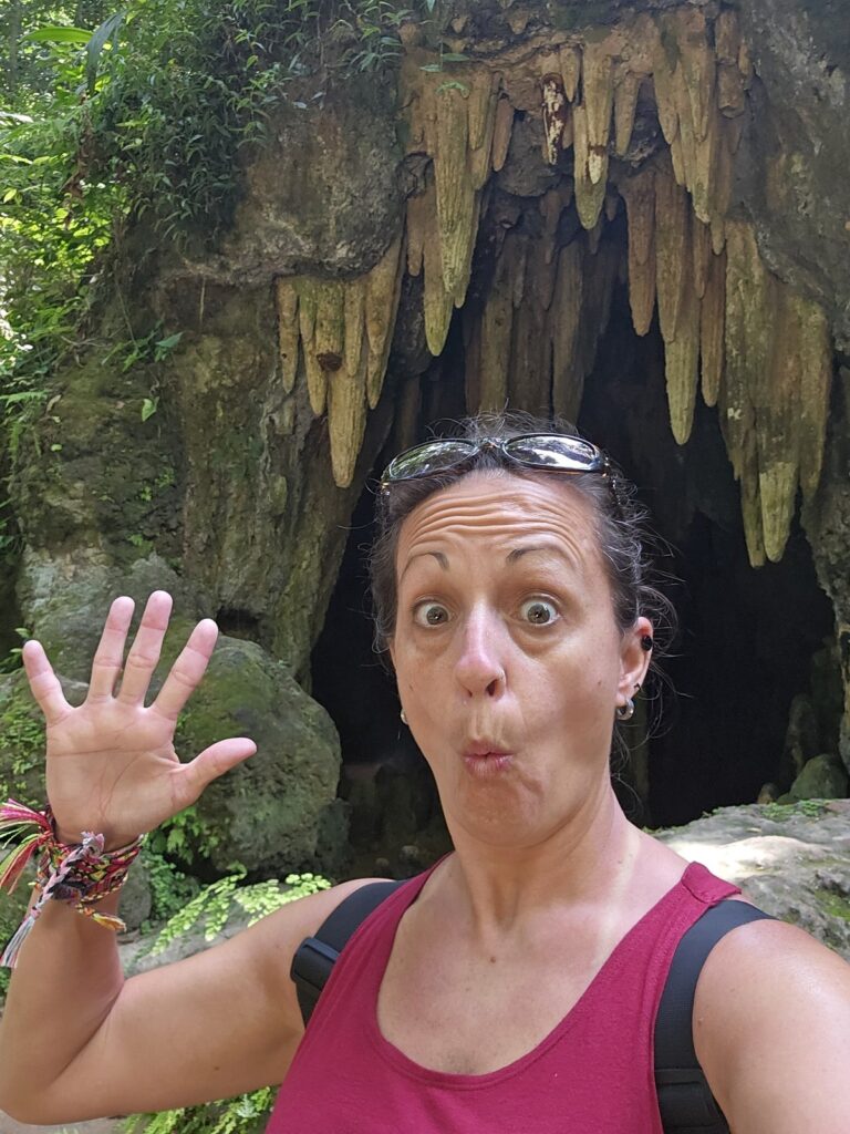 Selfie devant l'entrée d'une grotte à Rio de Janeiro