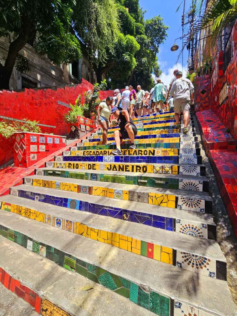 Escaliers extérieurs fait de multiples céramiques colorées à voir à Rio de Janeiro