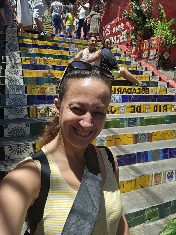 Selfie devant des escaliers jaunes et bleus