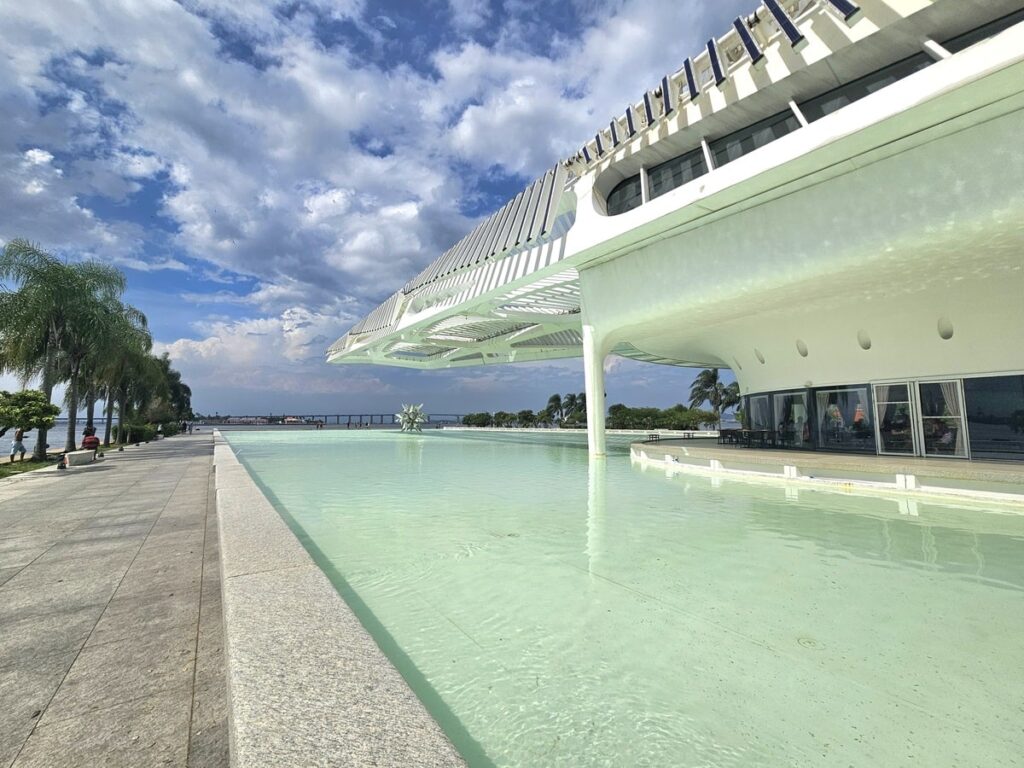 Grand bassin d'eau avec architecture futuriste