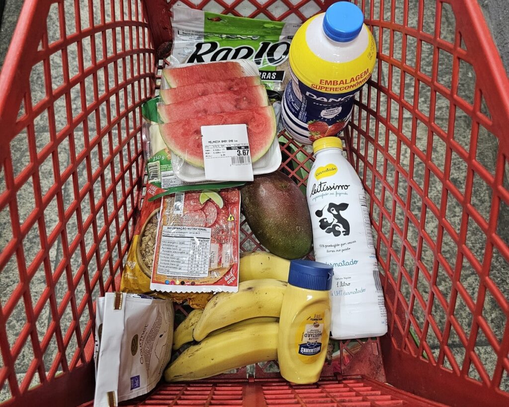 Panier d'épicerie rempli de produits