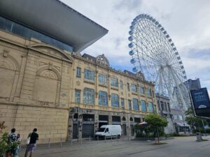 Grande roue et bâtiment historique dans mon article de voyage Les incontournables à voir à Rio de Janeiro en tant que nomade digitale #riodejaneiro #bresil #ameriquedusud #blog #digitalnomade