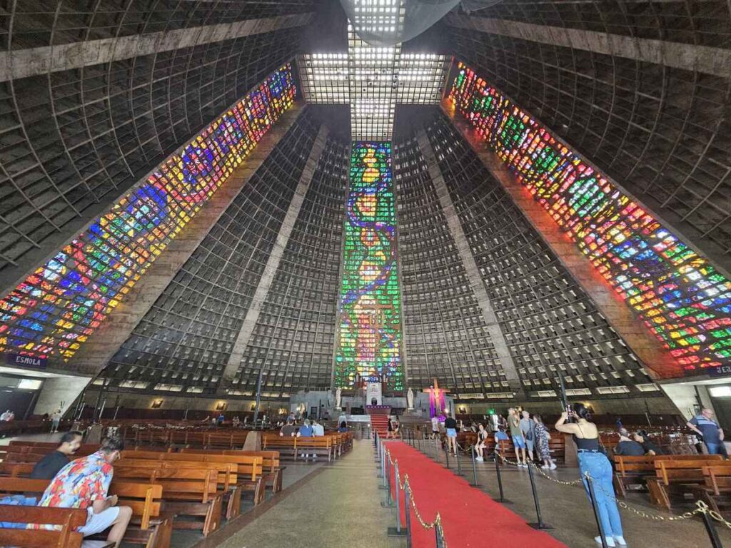 Intérieur d'église avec de nombreux vitraux