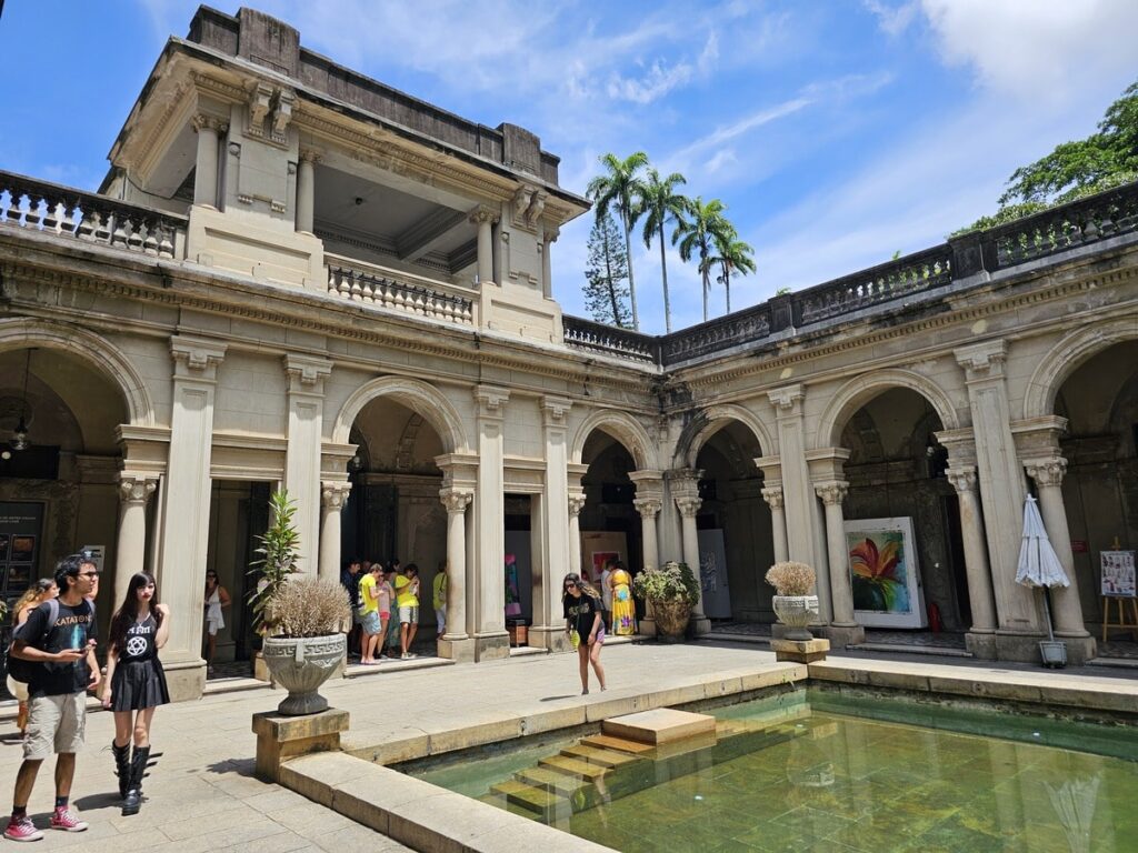Visiteurs qui se prennent en photo dans un bâtiment historique
