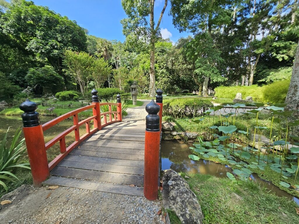 Pont rouge qui traverse un étang