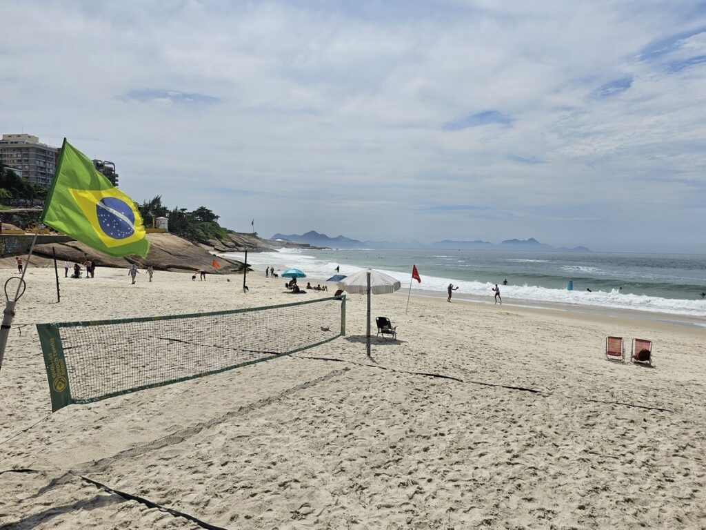 Filet de volleyball avec drapeau brésilien sur la plage de Copacabana