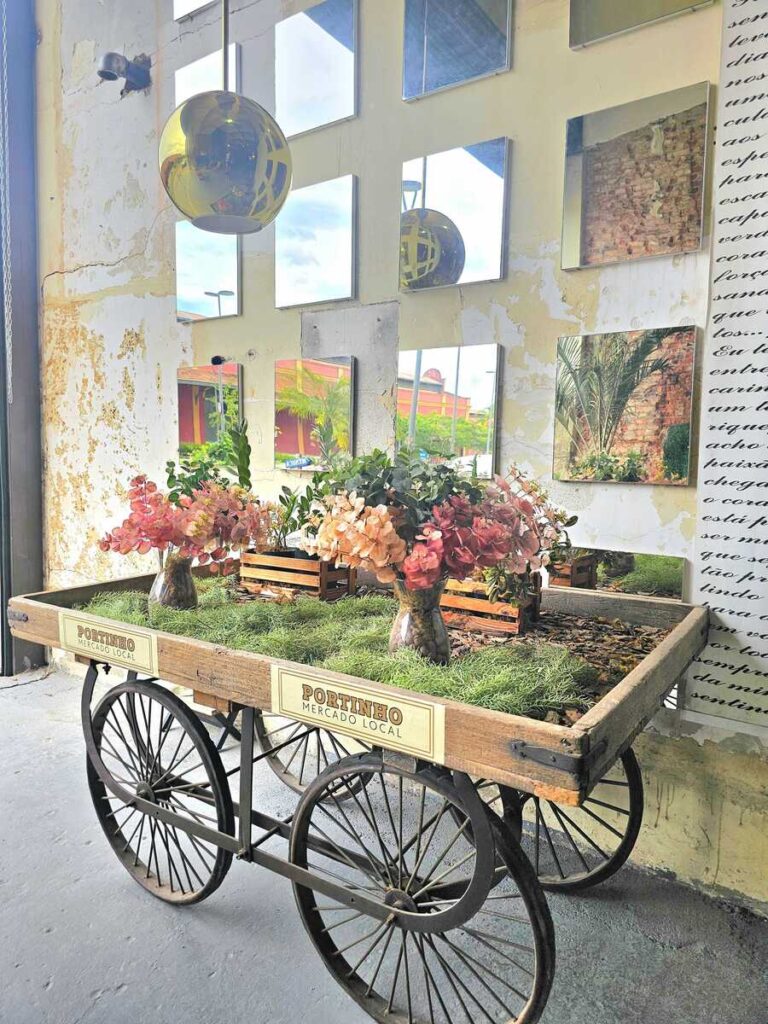 Table sur roues qui présente des fleurs