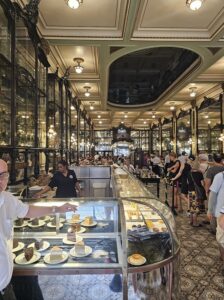 Grande pâtisserie avec des desserts en vitrine dans mon article de voyage Les incontournables à voir à Rio de Janeiro en tant que nomade digitale #riodejaneiro #bresil #ameriquedusud #blog #digitalnomade