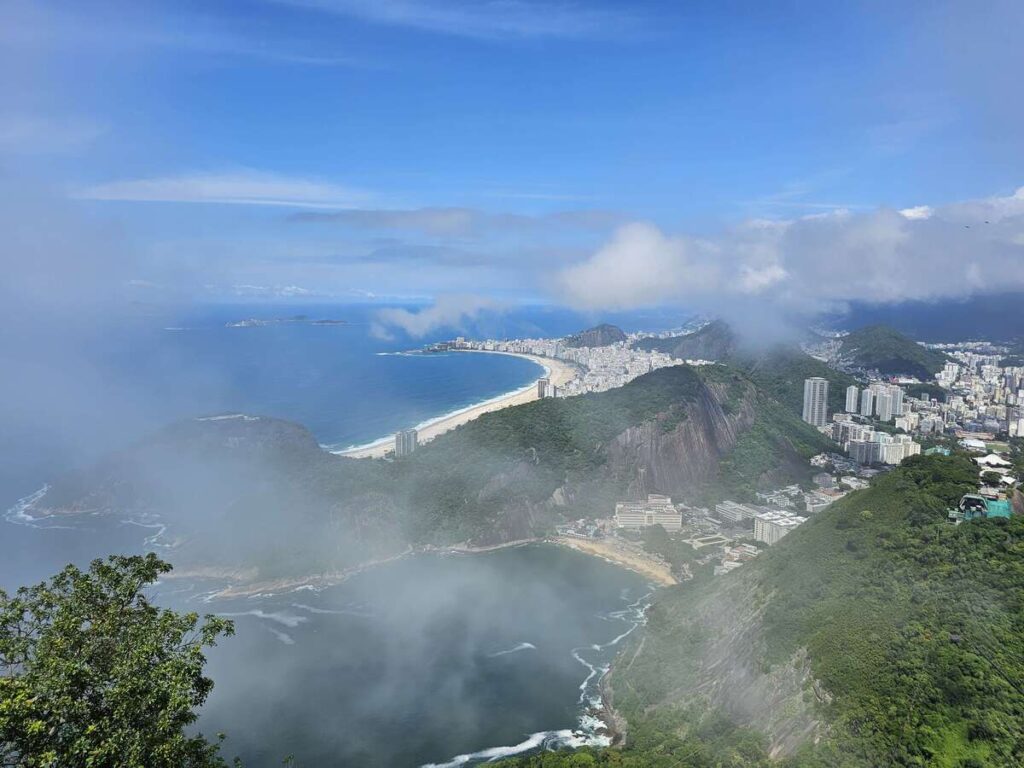 Vue de loin de la plage de Copacabana et des montagnes autour