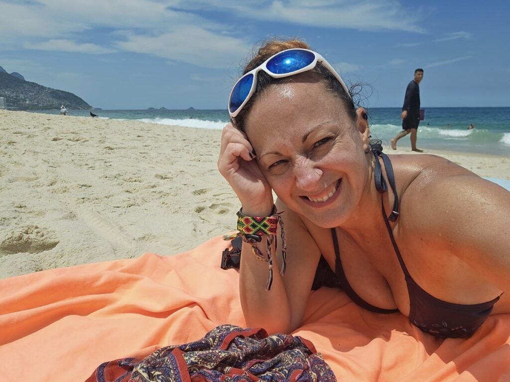 Je suis sur la plage de Ipanema à Rio de Janeiro