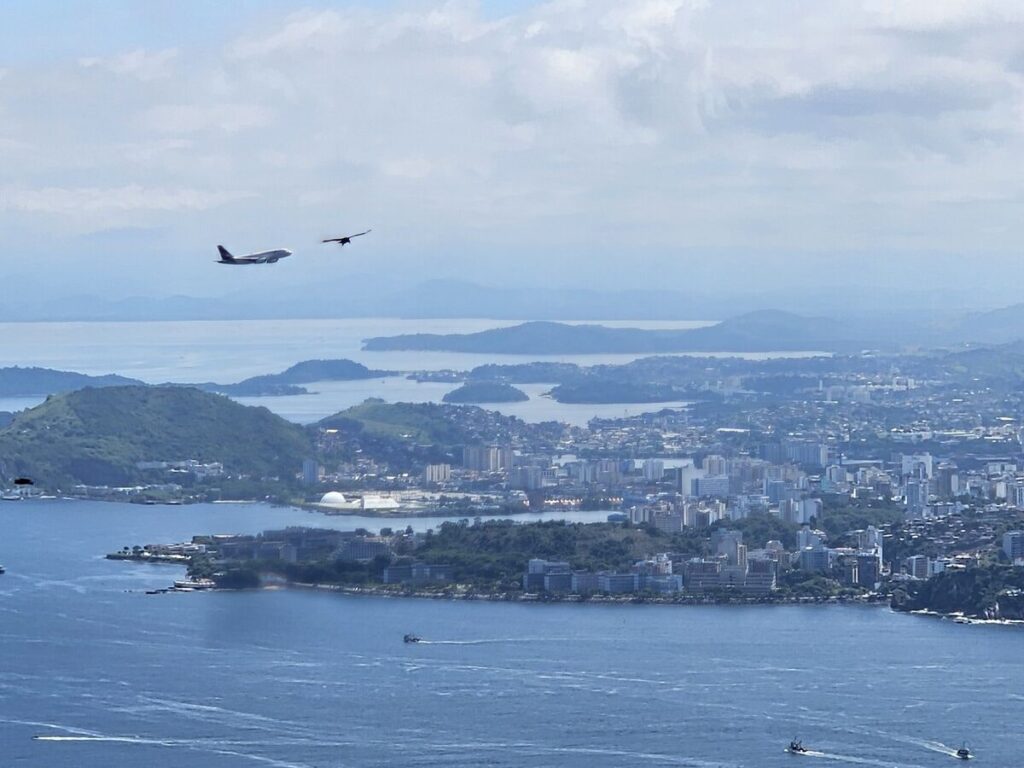 Vue de la ville située en face de Rio de Janeiro du sommet du Pain de Sucre