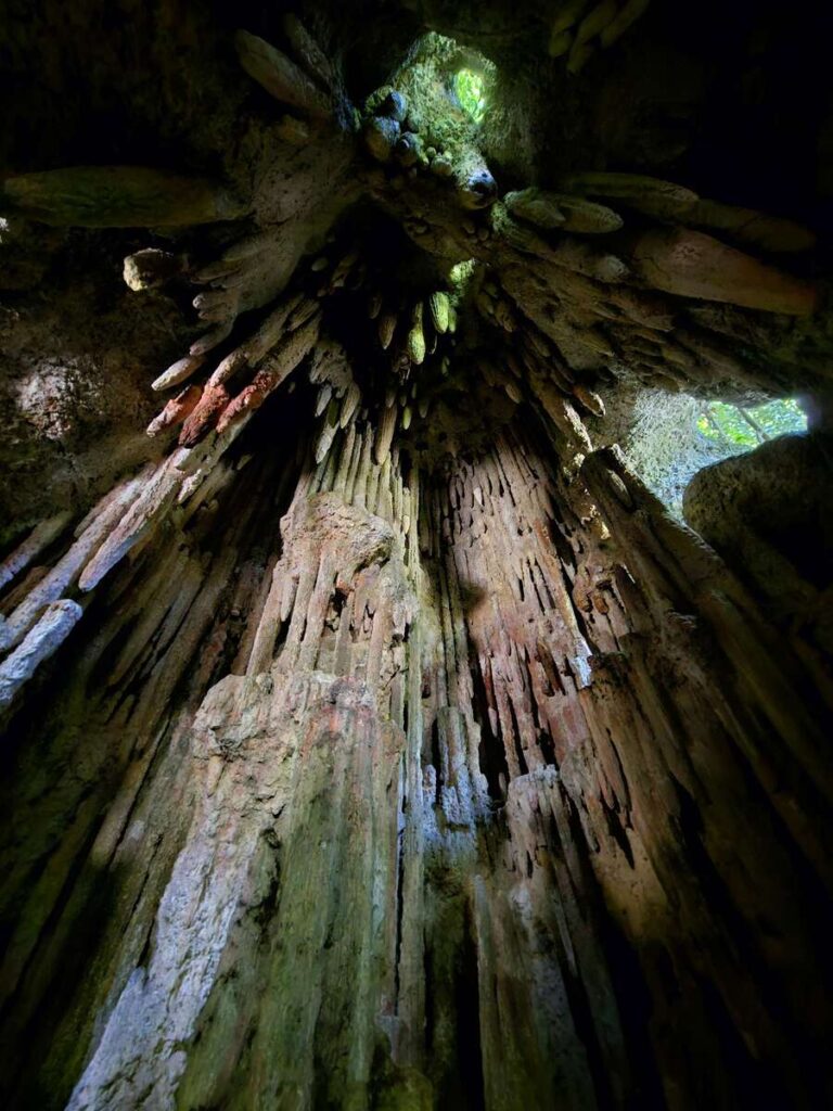 Stalactites qui tombent du toit de la grotte du Parque Lage à Rio de Janeiro