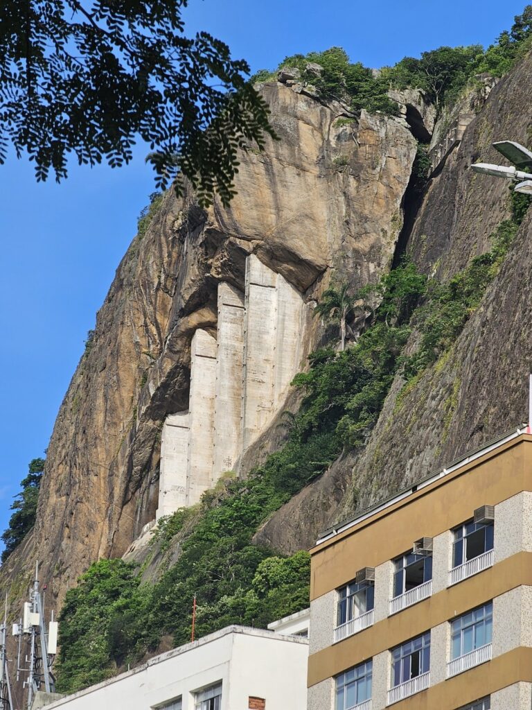 Structures de béton soutenant la paroi de la montagne