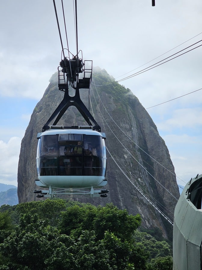 Prendre le téléphérique pour se rendre au sommet du Pain de Sucre est un incontournable à Rio de Janeiro