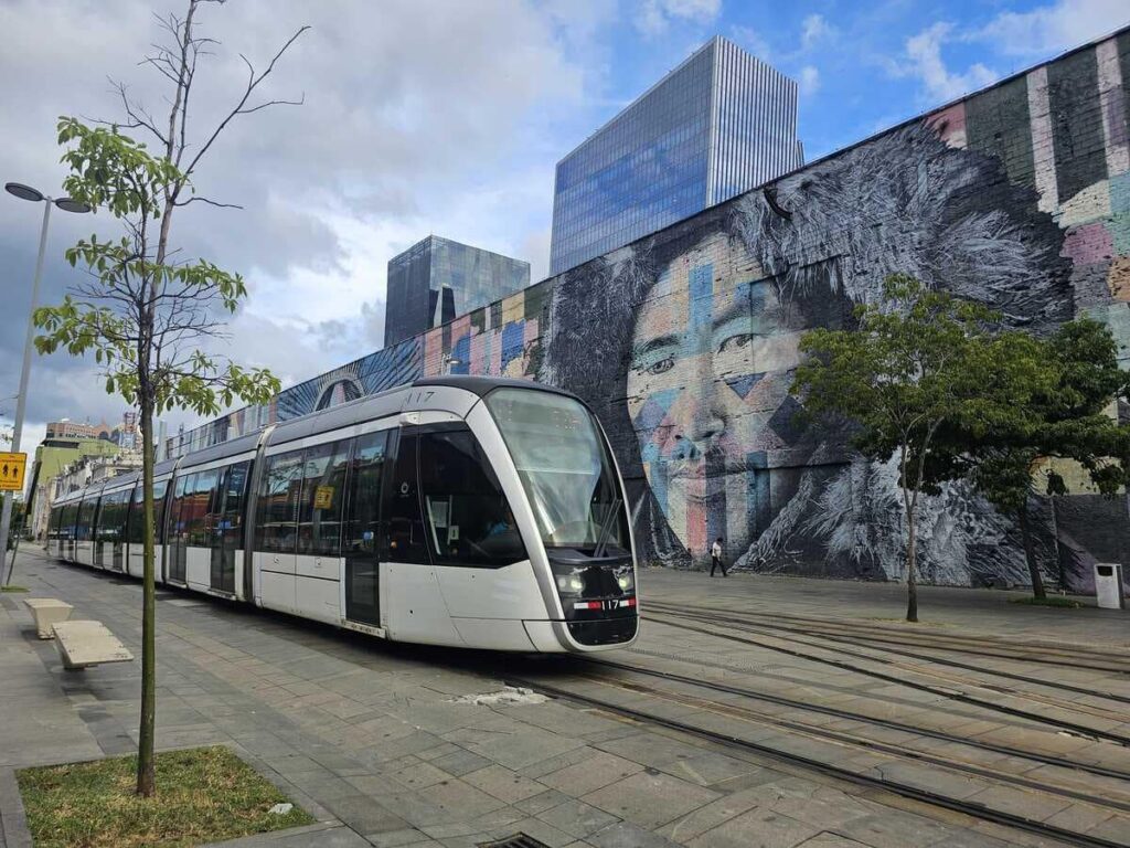 Tramway qui circule devant une oeuvre d'art