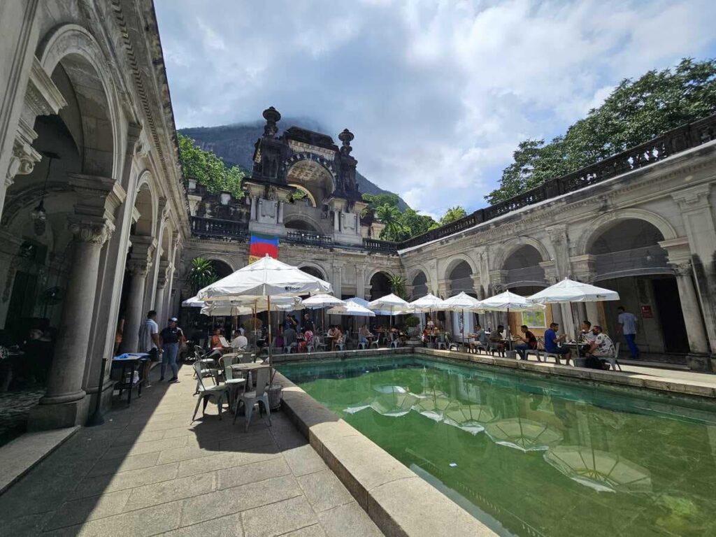 Gens attablés autour d'une piscine à Rio de Janeiro