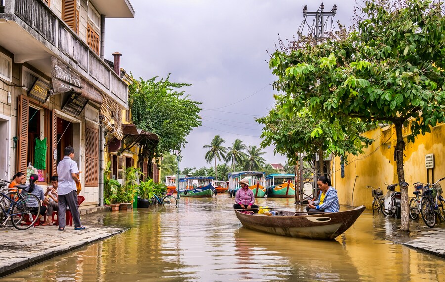 bateau dans une rue de Hoi An pendant les inondations au Vietnam #vietnam #asie