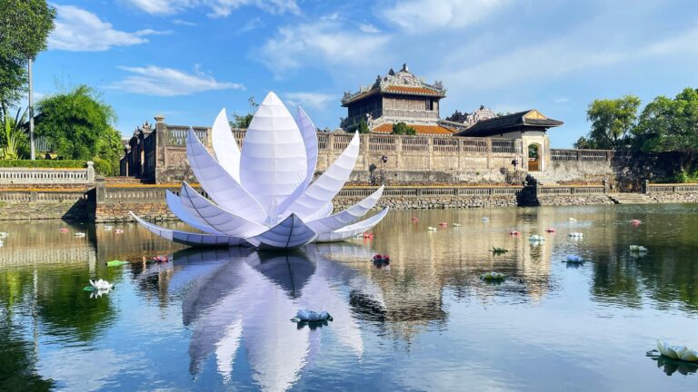 fleur de lotus devant la cité impériale de Hué, au Vietnam #vietnam #hue #asie