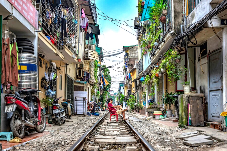 garçon sur un chemin de fer à Hanoi au Vietnam #Hanoi #Vietnam #Asie