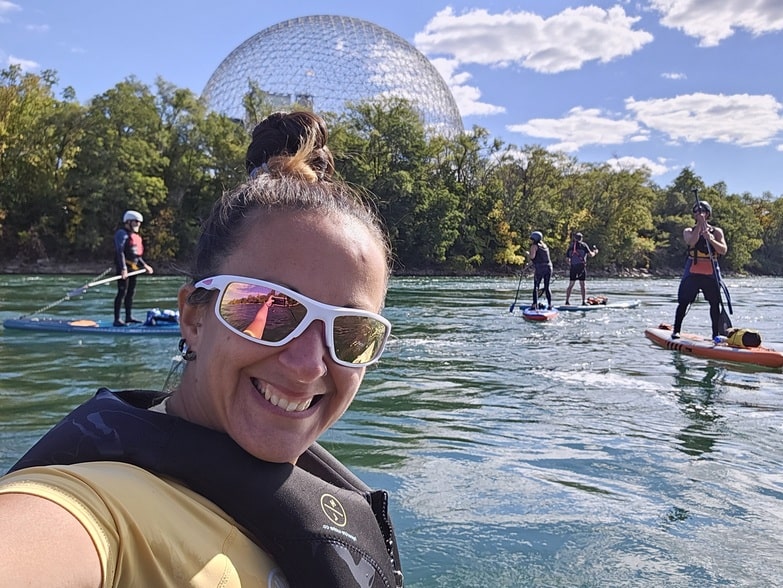 Sandra en paddleboard sur le fleuve St-Laurent dans mon article Récit d’un choc post-traumatique sur la rivière Missisquoi en paddleboard #paddleboard #chocposttraumatique #reflexion #SUP