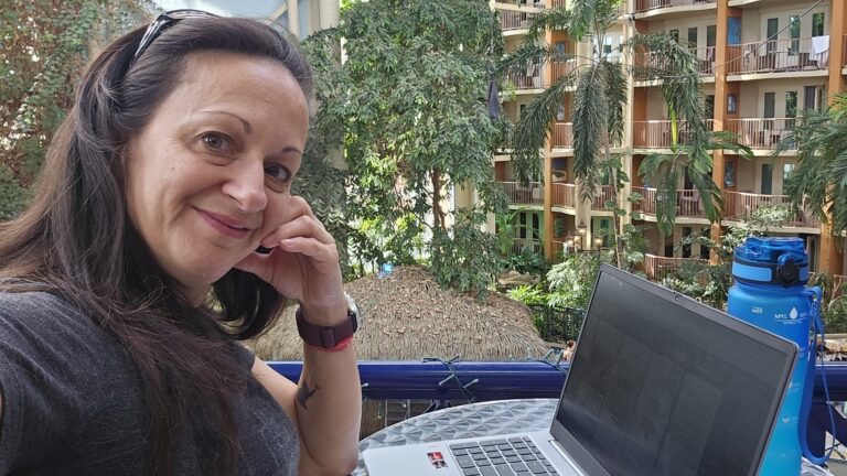 moi en train de travailler a l'hôtel, dans mon article Les meilleures applications à connaître pour organiser ton voyage