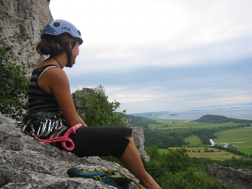 Sandra au sommet d'une paroi d'escalade en 2009