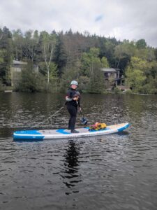 Marianne sur sa planche à pagaie dans mon article Récit d’un choc post-traumatique sur la rivière Missisquoi en paddleboard #paddleboard #chocposttraumatique #reflexion #SUP