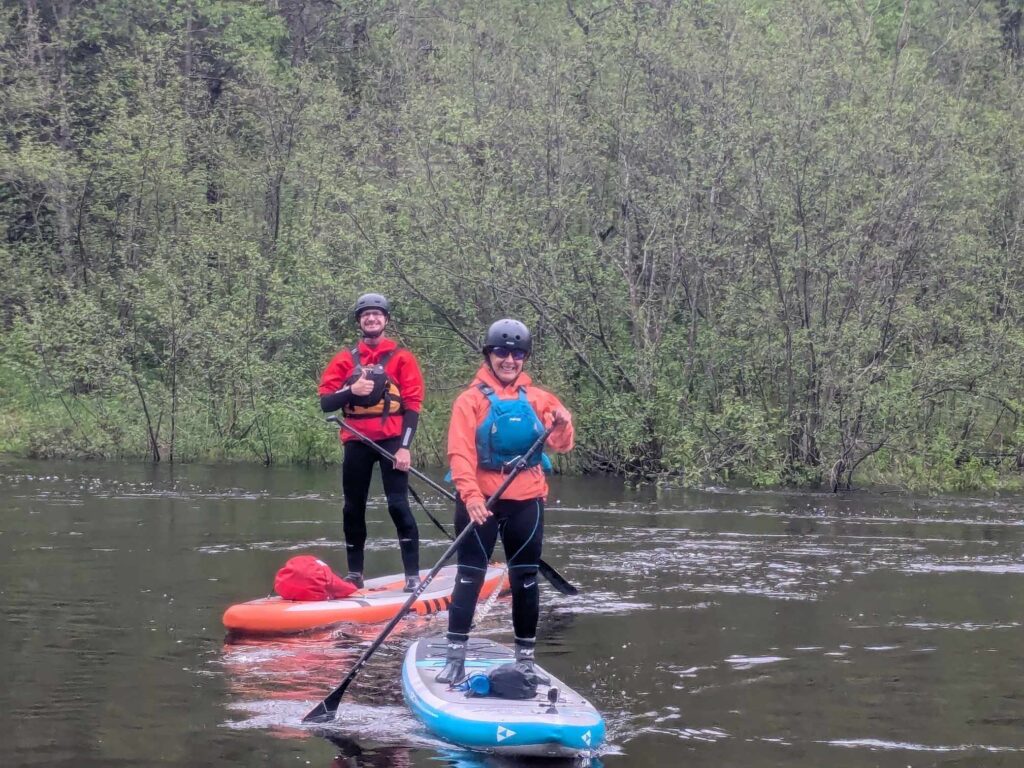 Mon chum et moi en paddleboard sur l'eau dans mon article Récit d’un choc post-traumatique sur la rivière Missisquoi en paddleboard #paddleboard #chocposttraumatique #reflexion #SUP