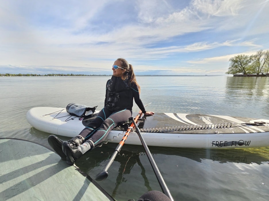 Sandra avec sa planche à pagaie sur l'eau dans mon article Récit d’un choc post-traumatique sur la rivière Missisquoi en paddleboard #paddleboard #chocposttraumatique #reflexion #SUP