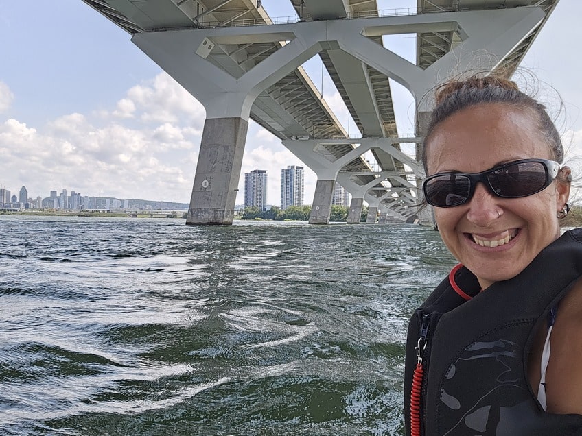 Sandra en paddleboard sous le pont Champlain à l'été 2024 dans mon article Récit d’un choc post-traumatique sur la rivière Missisquoi en paddleboard #paddleboard #chocposttraumatique #reflexion #SUP