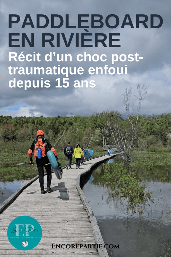 Pagayeurs avec leurs planches à pagaie qui marchent sur un sentier de bois dans mon article Récit d’un choc post-traumatique sur la rivière Missisquoi en paddleboard #paddleboard #chocposttraumatique #reflexion #SUP