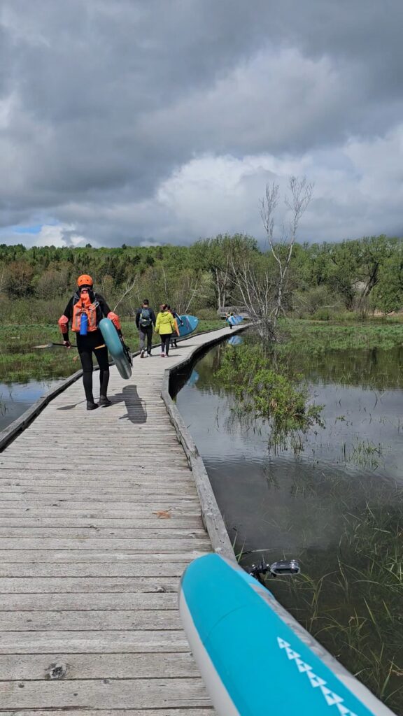 Pagayeurs avec leurs planches qui s'apprêtent à descendre la rivière Missisquoi Nord dans mon article Récit d’un choc post-traumatique sur la rivière Missisquoi en paddleboard #paddleboard #chocposttraumatique #reflexion #SUP