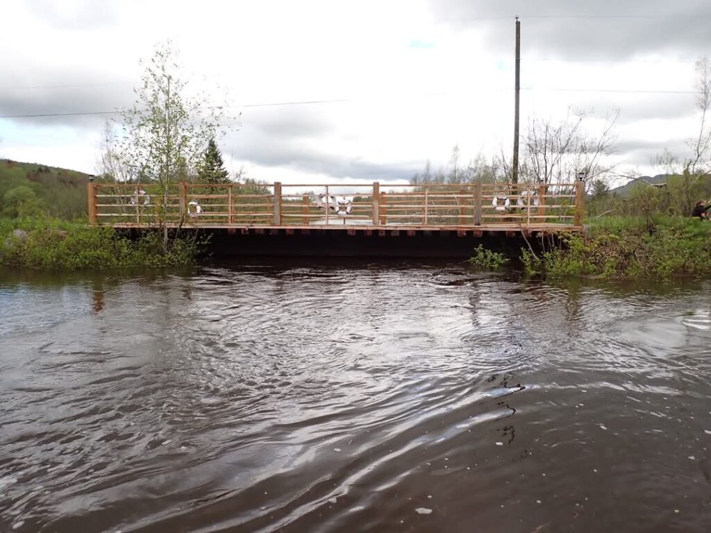 Pont qui enjambe la rivière dans mon article Récit d’un choc post-traumatique sur la rivière Missisquoi en paddleboard #paddleboard #chocposttraumatique #reflexion #SUP