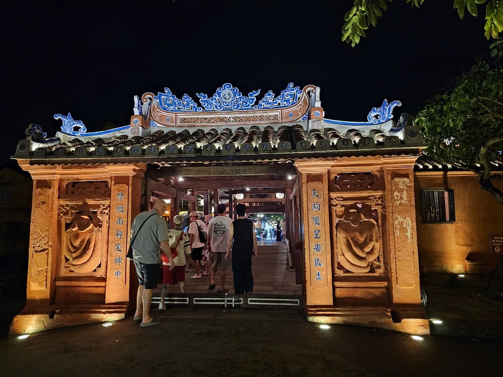 Pont couvert japonais pour passer par-dessus la rivière Thu Bon à Hoi An, pendant notre visite de la ville de Hoi An