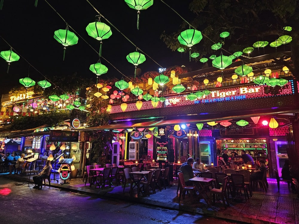 Rue de l'ancien quartier de Hoi An au Vietnam, avec ses lanternes chinoises et toutes ses couleurs