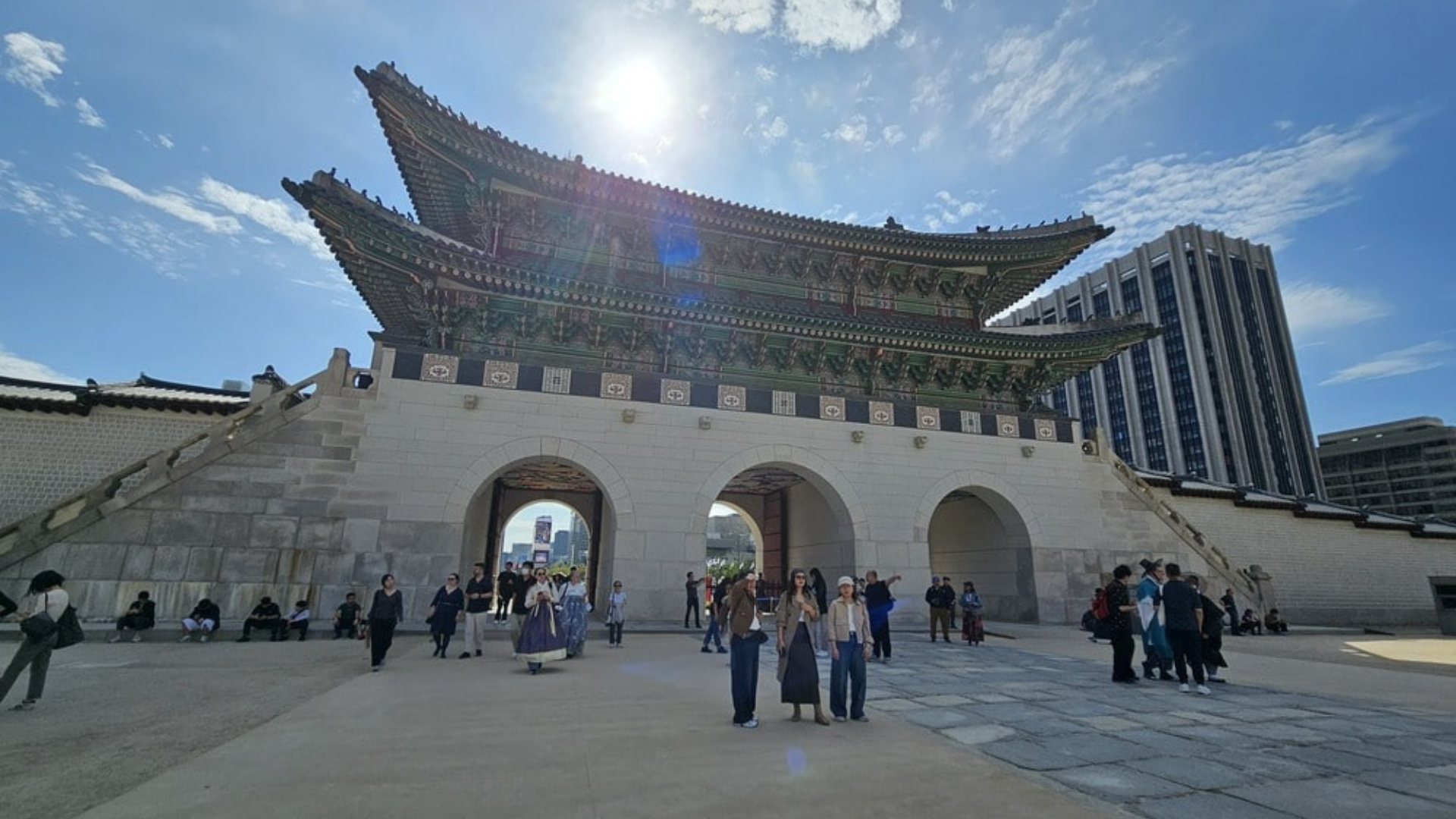 Entrée du palais de Gyeongbokgung à Séoul avec de nombreux visiteurs admirant l’architecture traditionnelle coréenne