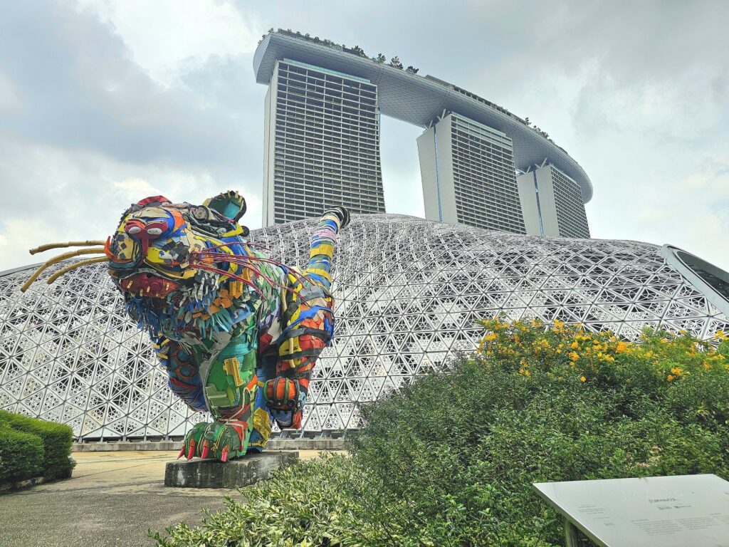 Tigre fabriqué avec des composantes recyclés devant l'hôtel Marina Bay Sand, lors de notre visite du Garden-by-the-Bay en voyage à Singapour