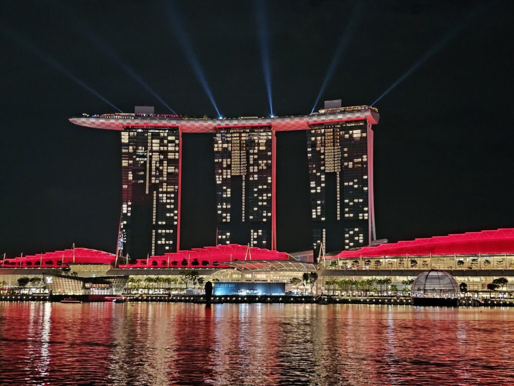 Hôtel du Marina Bay Sand illuminé de rouge le soir pendant qu'on marchait dans les rues de Singapour avant de partir pour le Vietnam